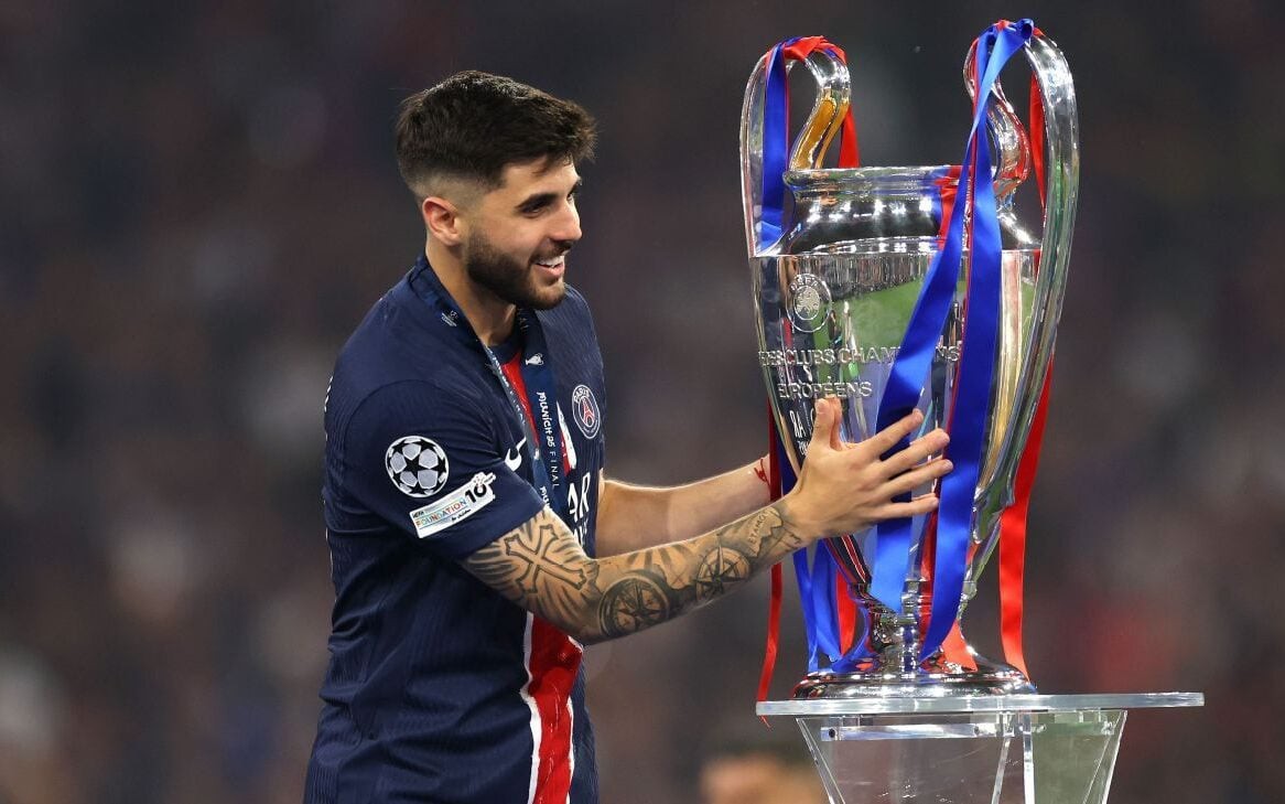 Lucas Beraldo com a taça da Champions League (Foto: Maja Hitij/UEFA)
