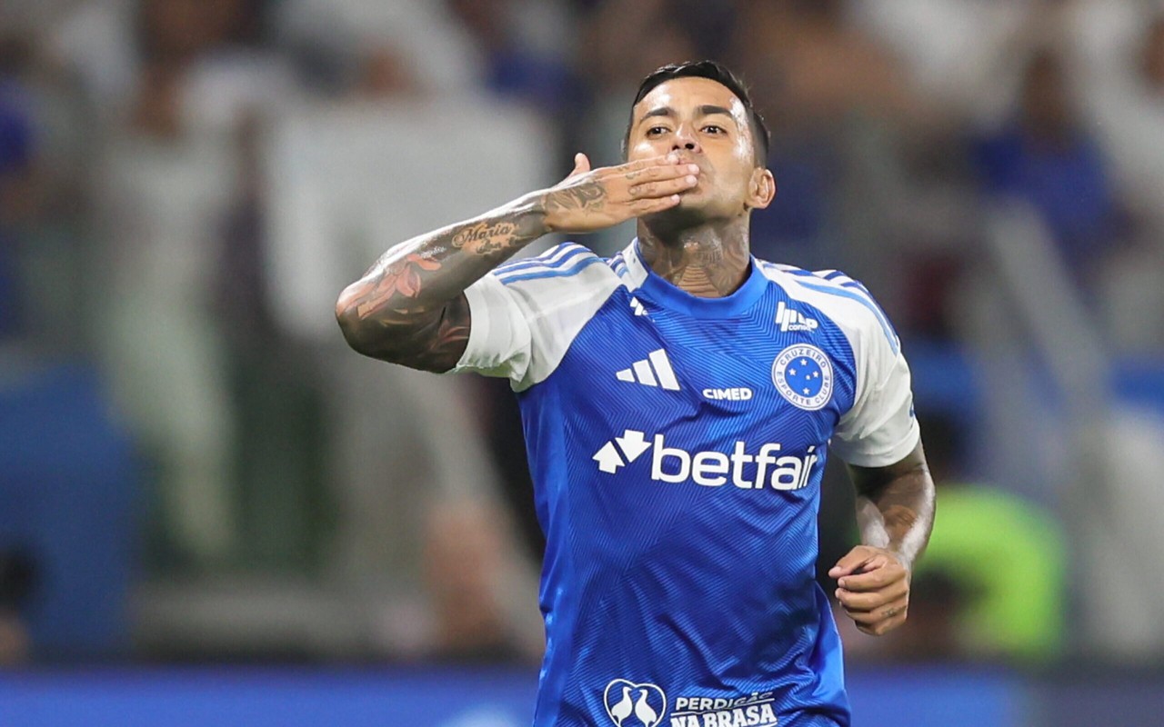 Atacante Dudu comemora gol contra Mirassol (Foto: Gilson Lobo/AGIF)