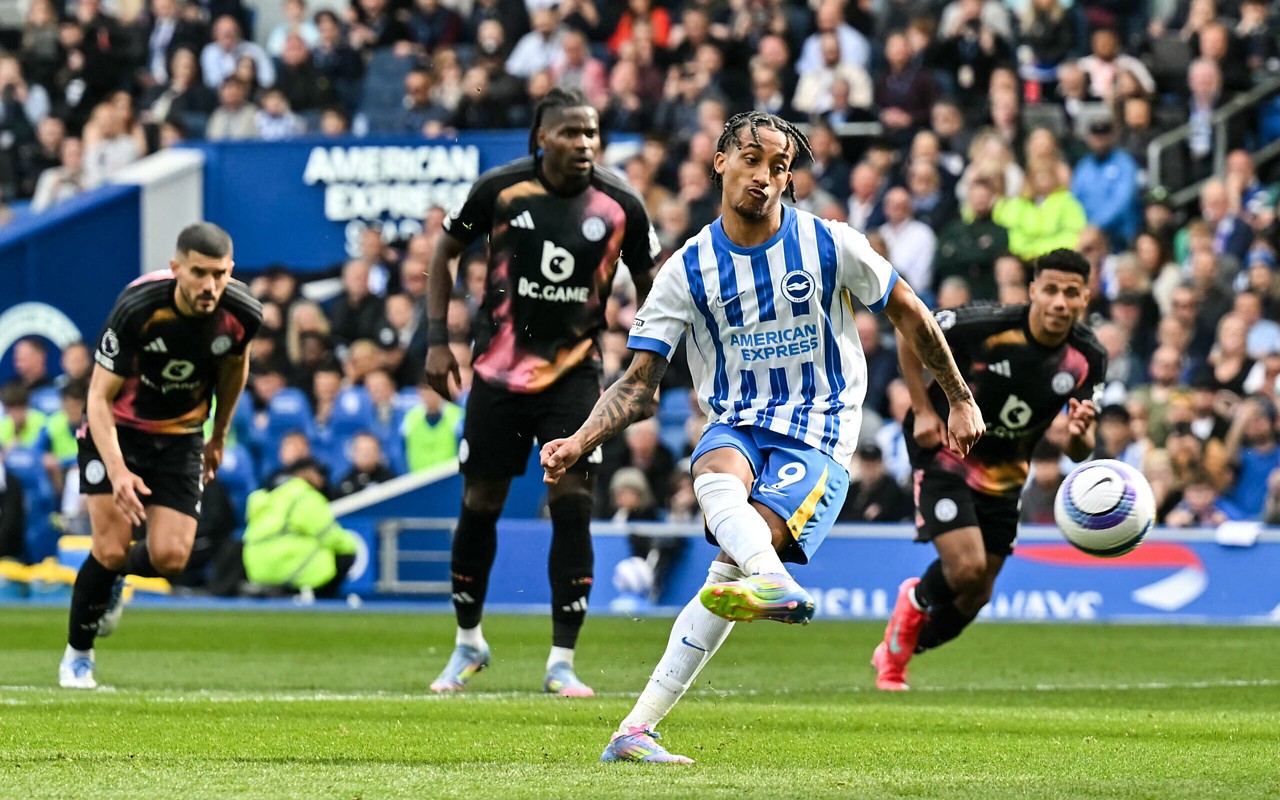 João Pedro, da Seleção, bate pênalti em jogo do Brighton, pela Premier League (Foto: Glyn Kirk/AFP)