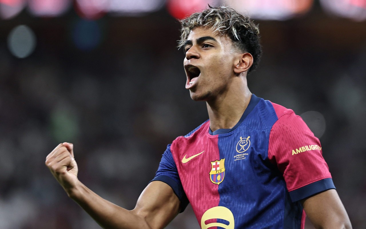 Lamine Yamal comemora golaço pelo Barcelona (Foto: Fadel Senna/AFP)