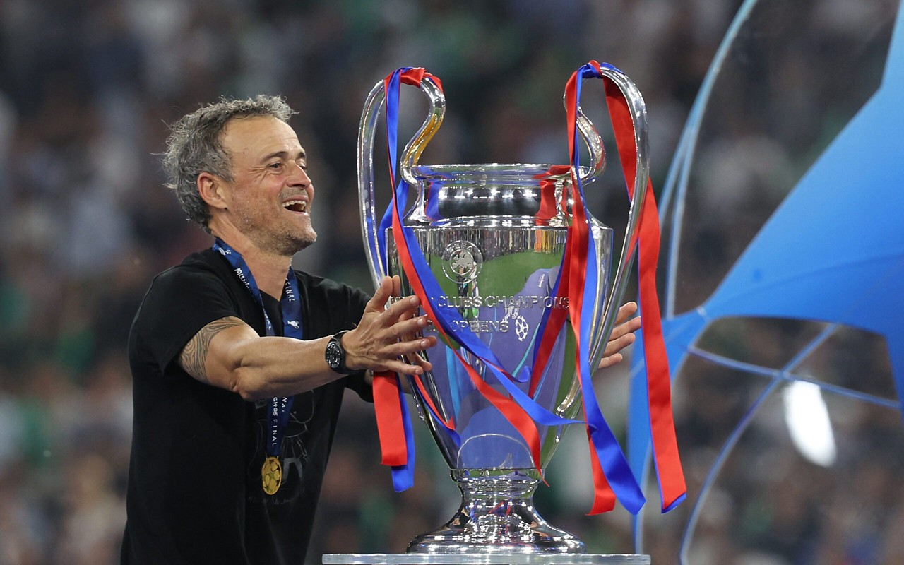 Luis Enrique ao lado da taça da Champions League vencida pelo PSG (Foto: Franck Fife/AFP)