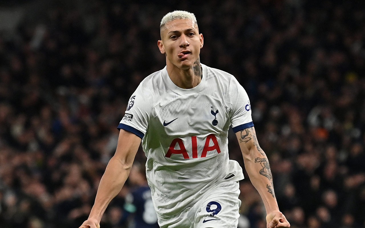 Richarlison comemora gol pelo Tottenham (Foto: Glyn Kirk/AFP)