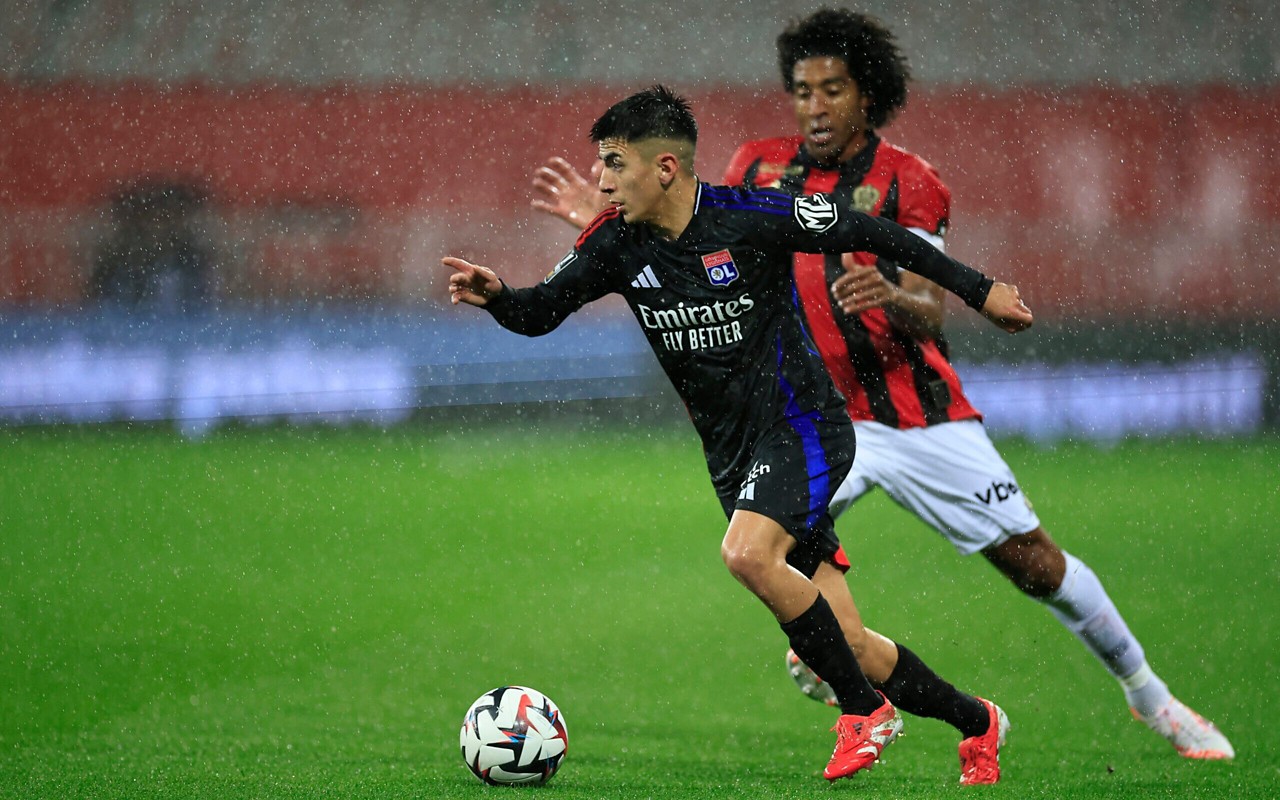 Thiago Almada em ação pelo Lyon na Ligue 1 (Foto: Valery Hache / AFP)