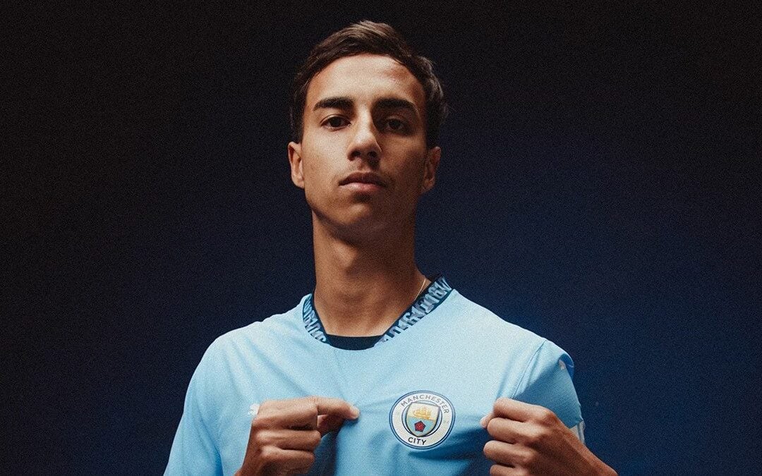 Vitor Reis recebe salário milionário no Manchester City (Foto: Divulgação/Manchester City)