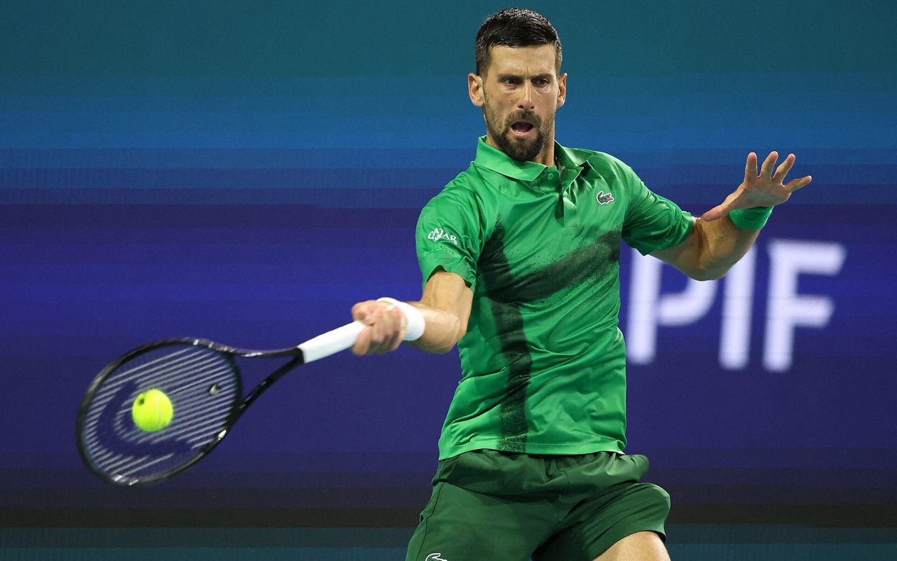 Djokovic em ação na final do Masters 1000 de Miami (Foto: Al Bello/AFP)