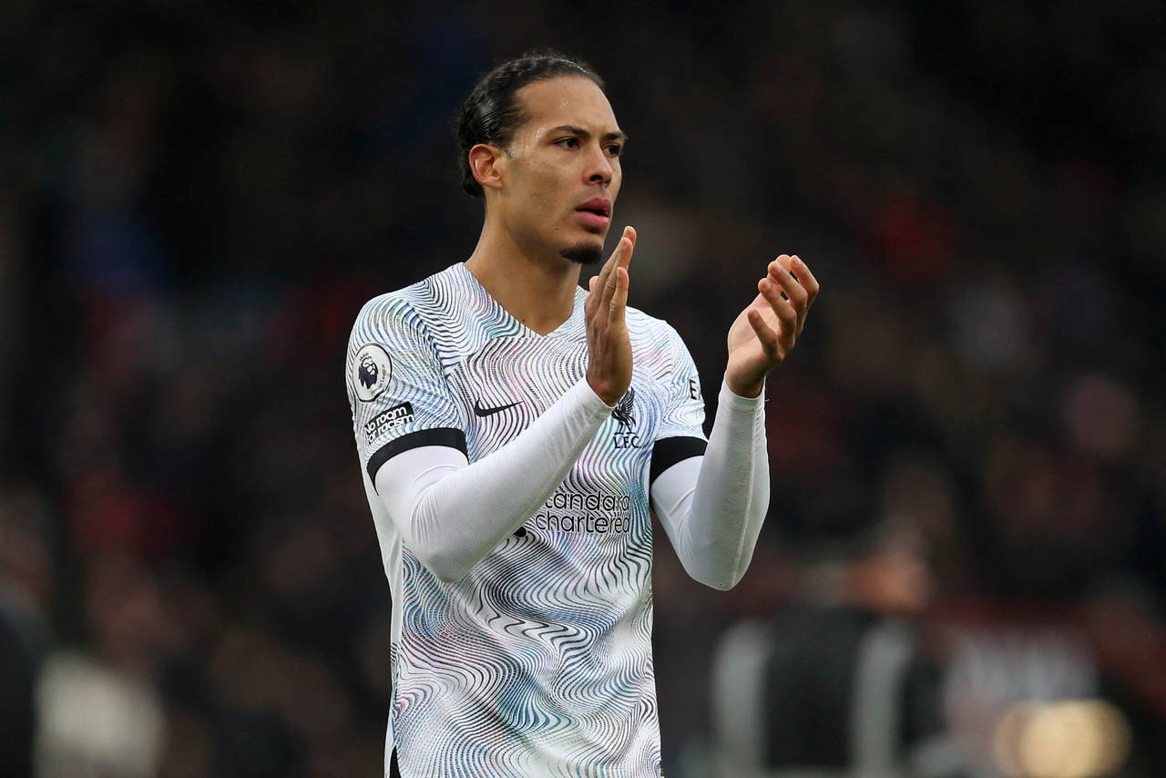 Van Dijk em campo pelo Liverpool (Foto: STEVE BARDENS/AFP)