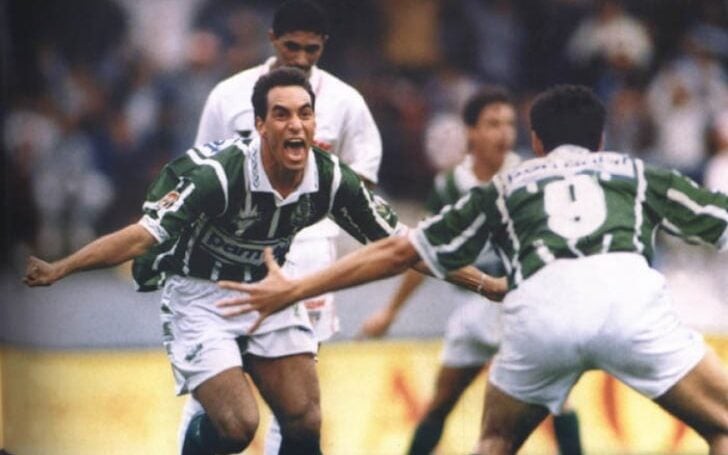 Edmundo comemorando gol