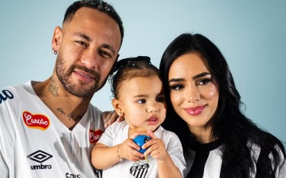 Bruna Biancardi, Neymar sua filha Mavie pousam em ensaio com camisa do Santos (Foto: Divulgação)