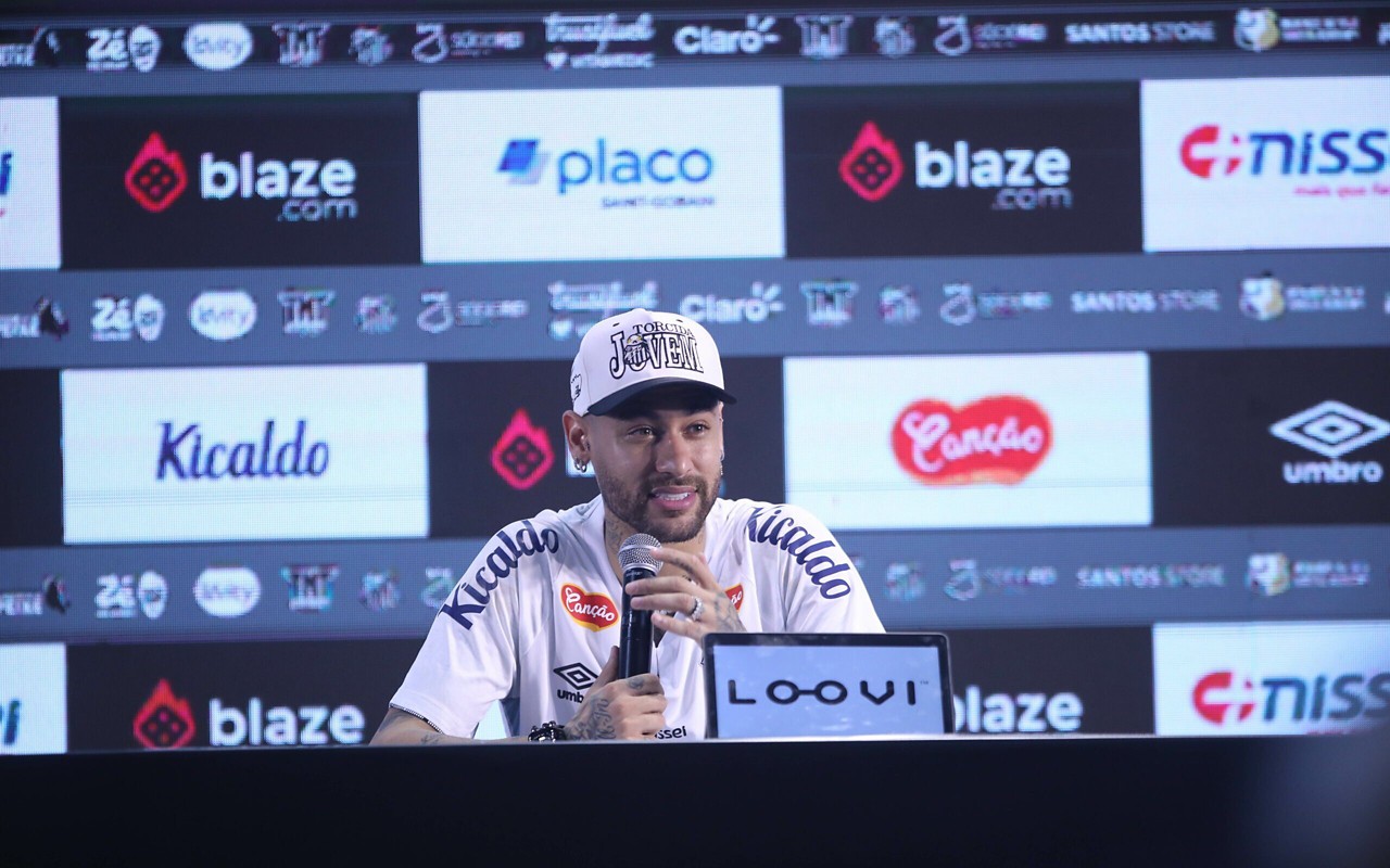 Neymar é apresentado pelo Santos na Vila Belmiro. (Foto: Reinaldo Campos/AGIF)