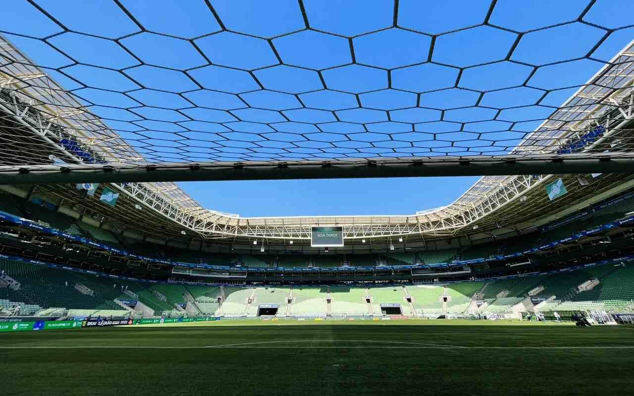 Allianz Parque iluminado em noite de jogo; estádio será 100% do Palmeiras a partir de 2044, quando se encerra o contrato com a WTorre. (Foto: Divulgação/Palmeiras)