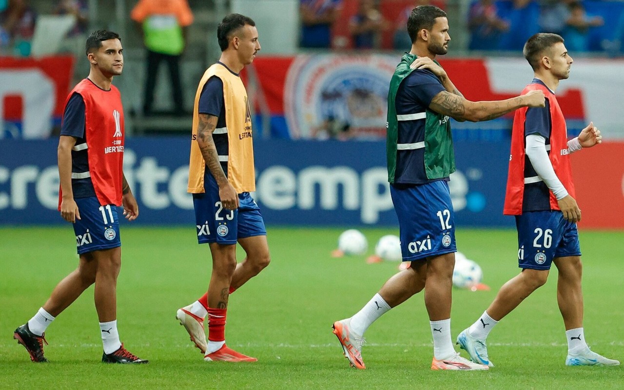 Jogadores realizam aquecimento antes da partida, prática essencial para prevenir lesões e melhorar o desempenho. (Foto: Rafael Rodrigues / EC Bahia)