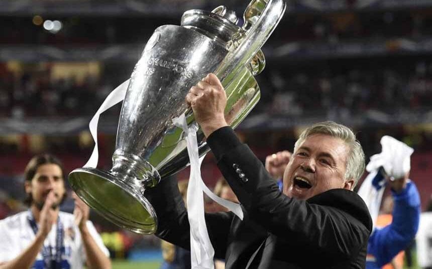 Carlo Ancelotti ergue a taça da Champions League em 2014, à frente do Real Madrid. (Foto: FRANCK FIFE / AFP)