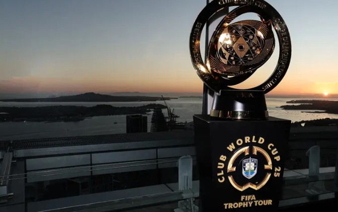 Troféu Mundial de Clubes em visita ao Auckland City, da Nova Zelândia (Foto: Divulgação/FIFA)