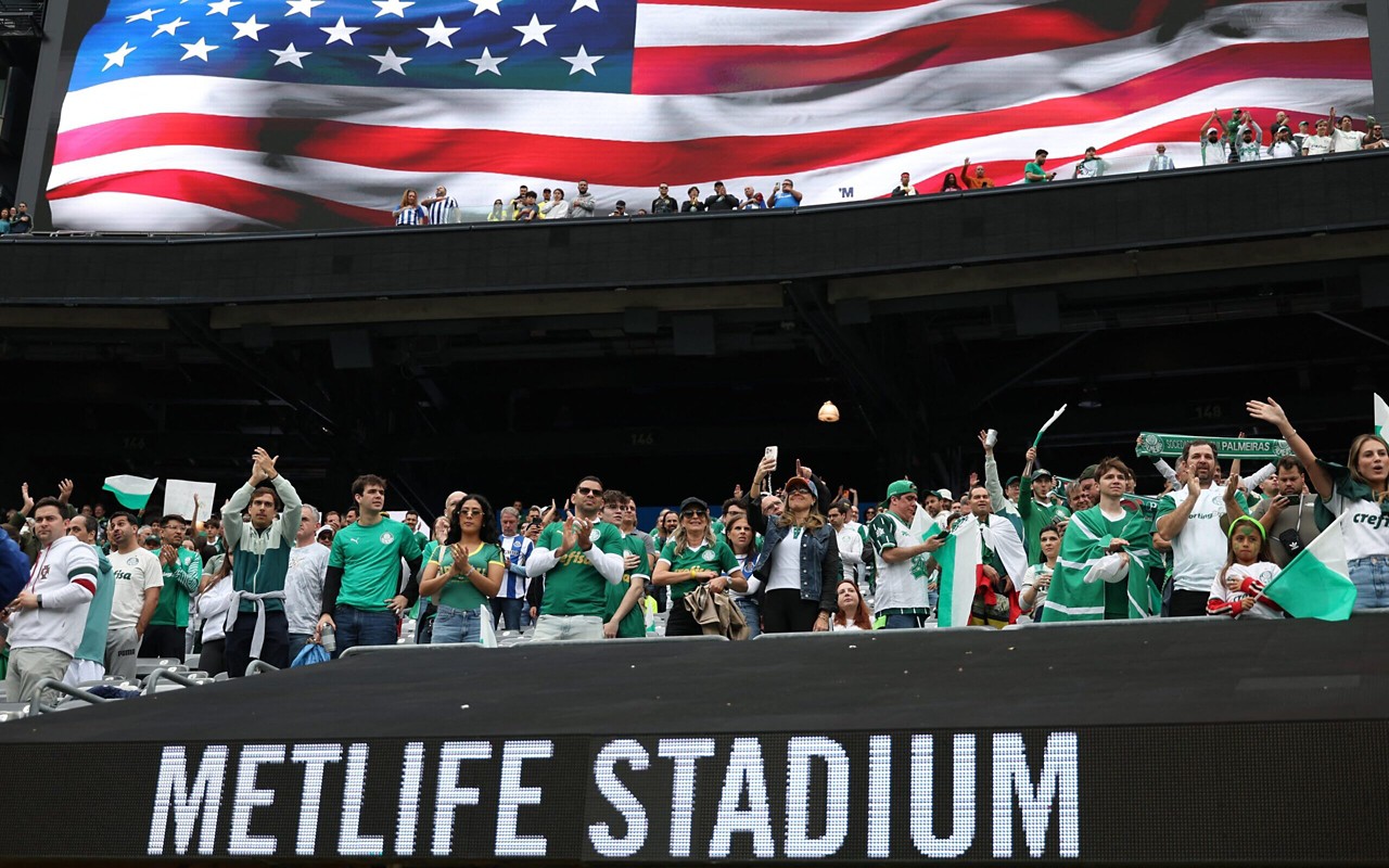 Torcida do Palmeiras contra o Porto na estreia do Mundial de Clubes (Foto: Franck Fife/AFP)