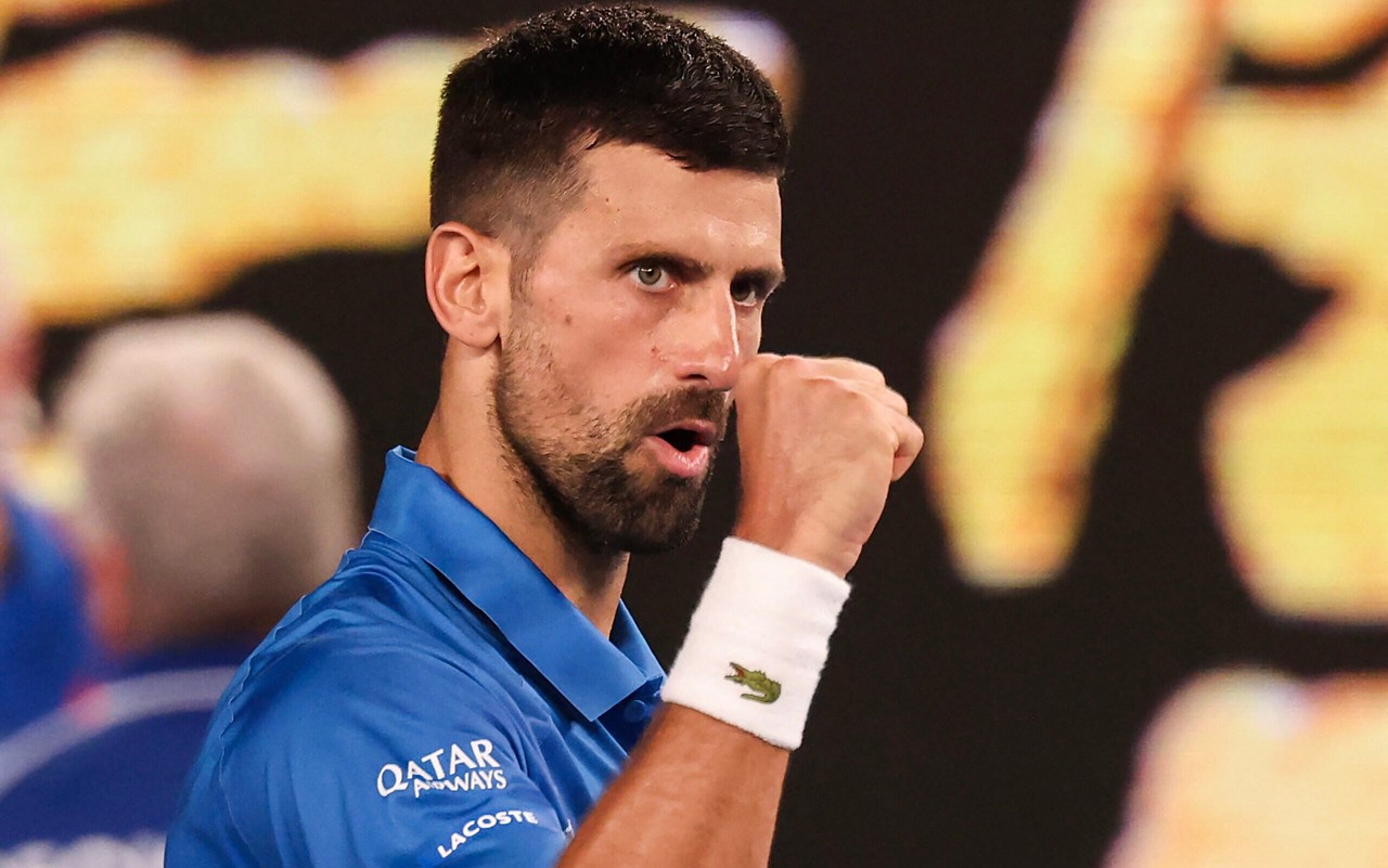 Djokovic celebrando a vitória no Australian Open 2025 (Foto: DAVID GRAY / AFP)