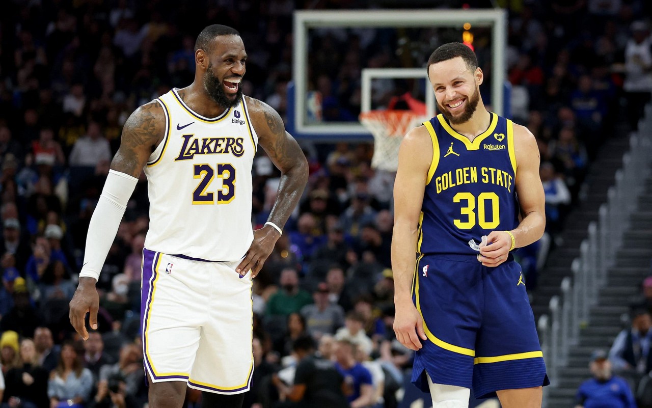 LeBron James e Stephen Curry durante jogo entre Lakers e Warriors pela NBA (Foto: Ezra Shaw/AFP)