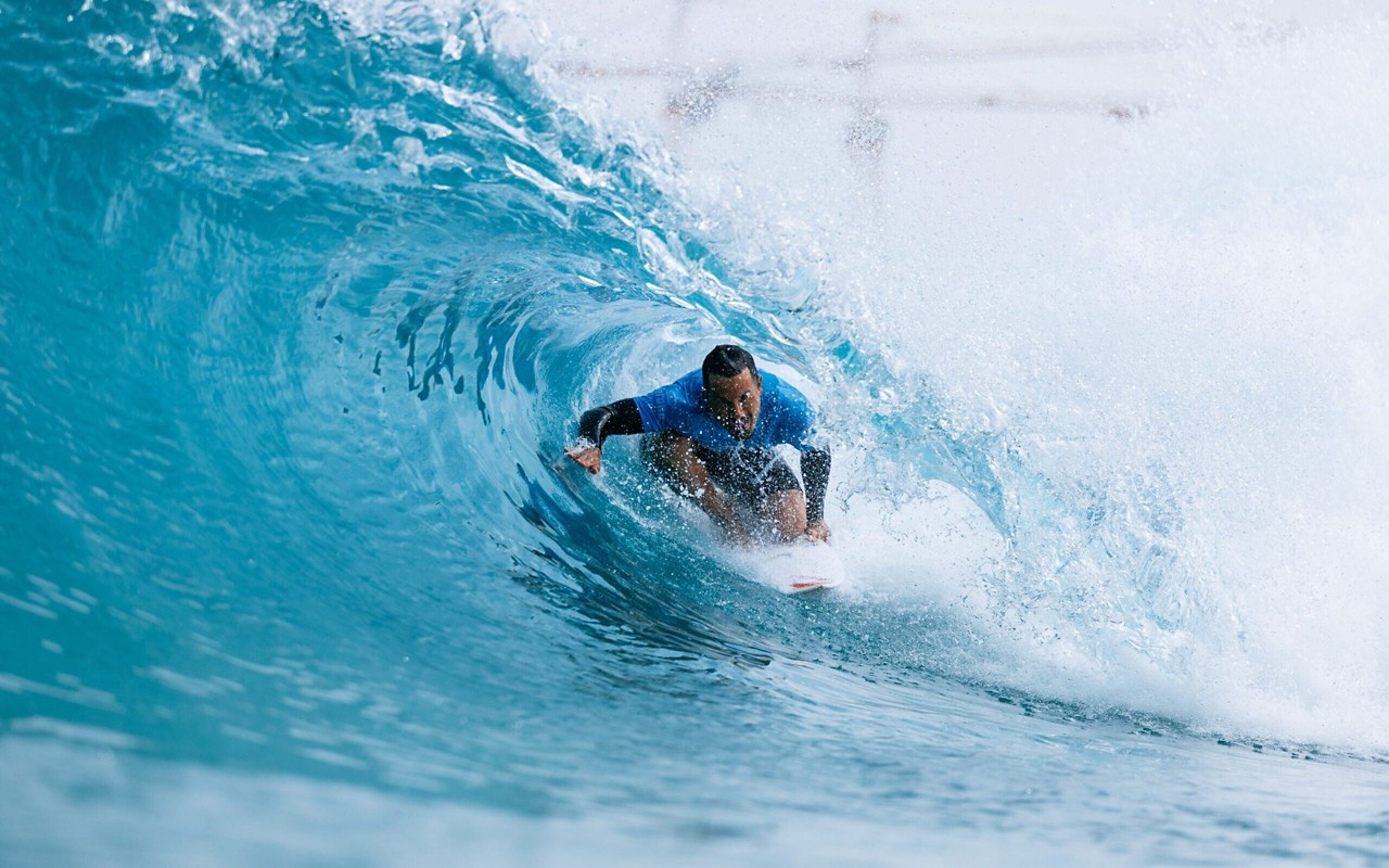 Italo Ferreira fatura premiação com título da WSL em Abu Dhabi (Foto: Max Physick/World Surf League)