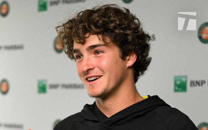 João Fonseca durante entrevista em Roland Garros (Foto: Divulgação/Tennis Channel)