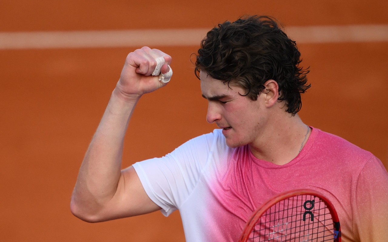 João Fonseca comemora vitória sobre Francisco Cerundolo no ATP de Buenos Aires (foto: Luis ROBAYO / AFP)