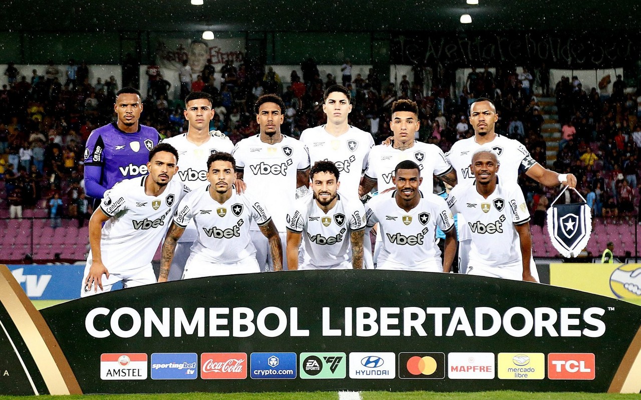 Equipe do Botafogo posa na partida contra o Carabobo pela Libertadores (Foto: Vítor Silva/Botafogo)