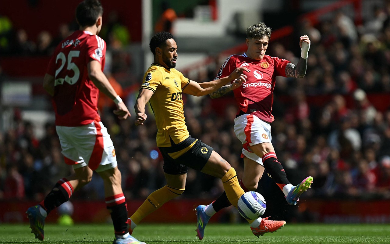 Matheus Cunha em ação contra o Manchester United pela Premier League (Foto: Paul Ellis/AFP)