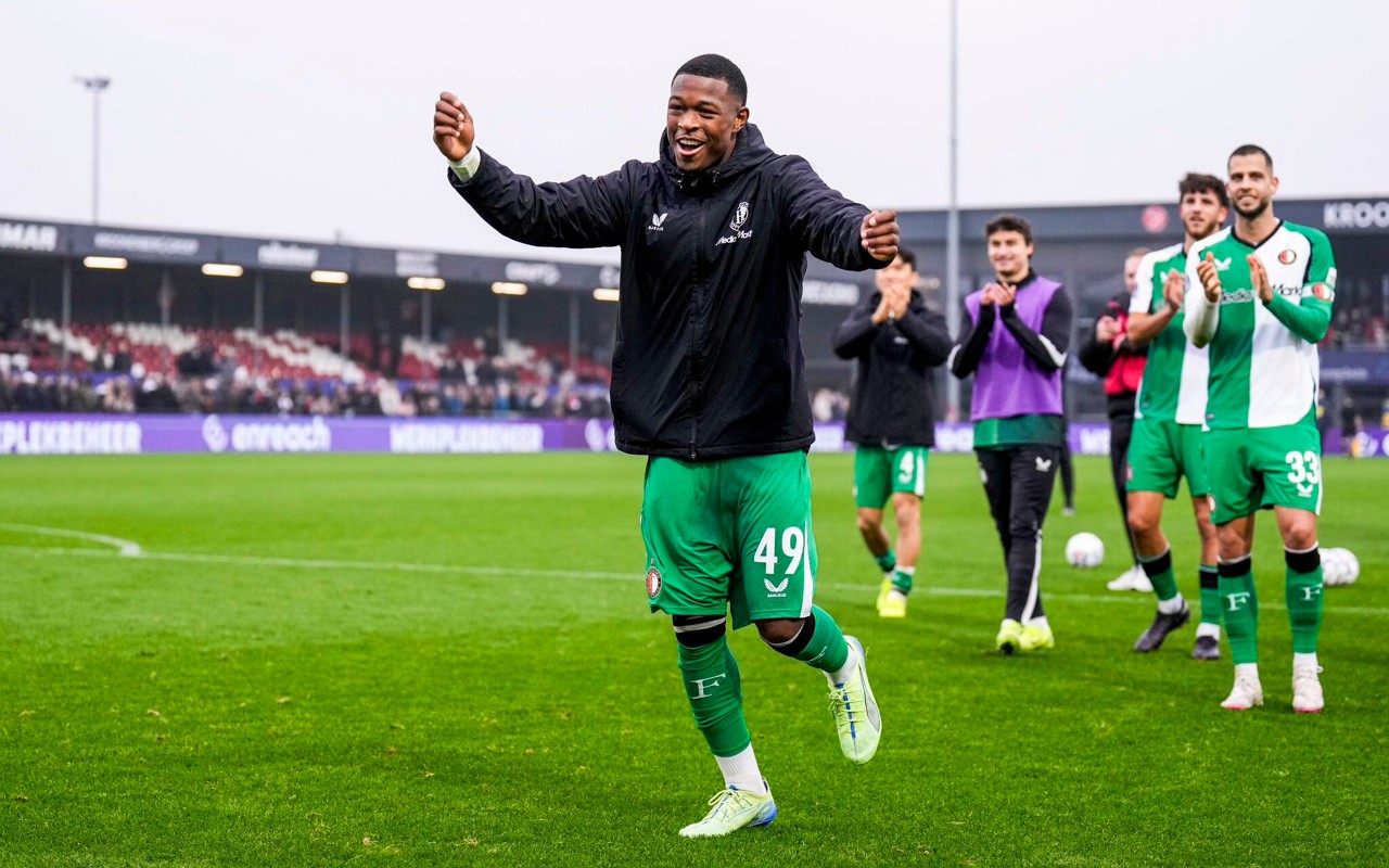 Zépiqueno Redmond é o novo reforço do Aston Villa, da Inglaterra (Foto: Reprodução)