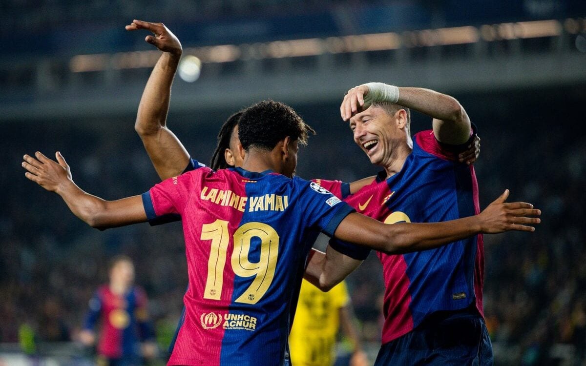 Lamine Yamal e Robert Lewandowski comemorando gol contra o Borussia Dortmund pela Champions (Foto: Reprodução/Barcelona)