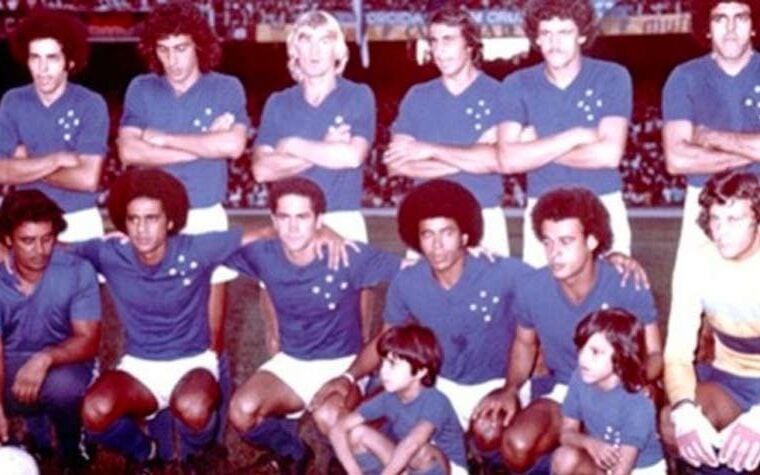 Jogadores do Cruzeiro posam antes da partida contra o Bayern de Munique, em 1976, na disputa da final da Copa Intercontinental, em Munique. (Arquivo Cruzeiro)