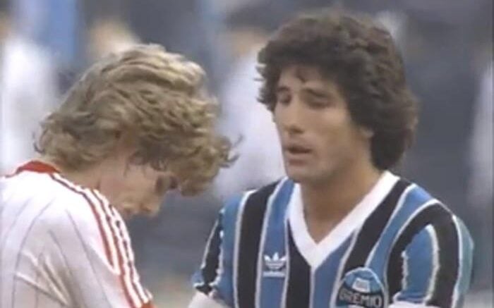 Renato Gaúcho comemora com o troféu da Copa Intercontinental após marcar os dois gols na vitória do Grêmio sobre o Hamburgo, em Tóquio, no Mundial de 1983. (Acervo Grêmio)