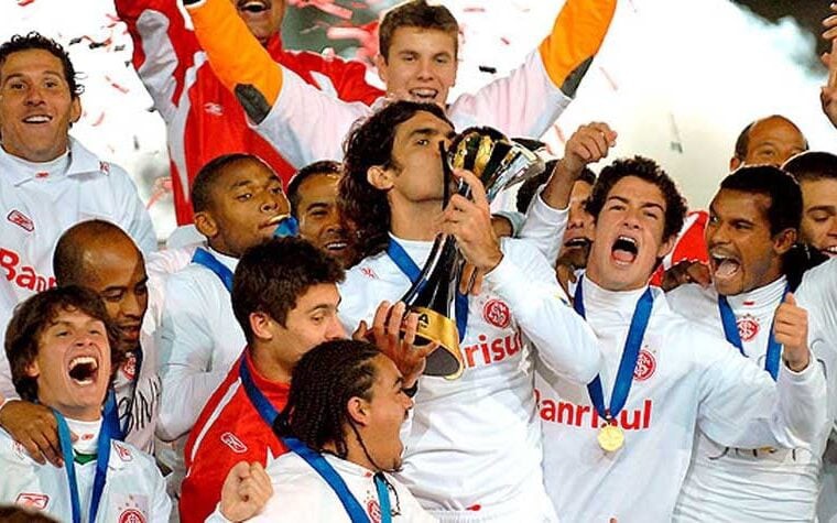 Jogadores do Internacional comemoram o título do Mundial de Clubes da FIFA de 2006 após a vitória por 1 a 0 sobre o Barcelona, no Japão. (Internacional)