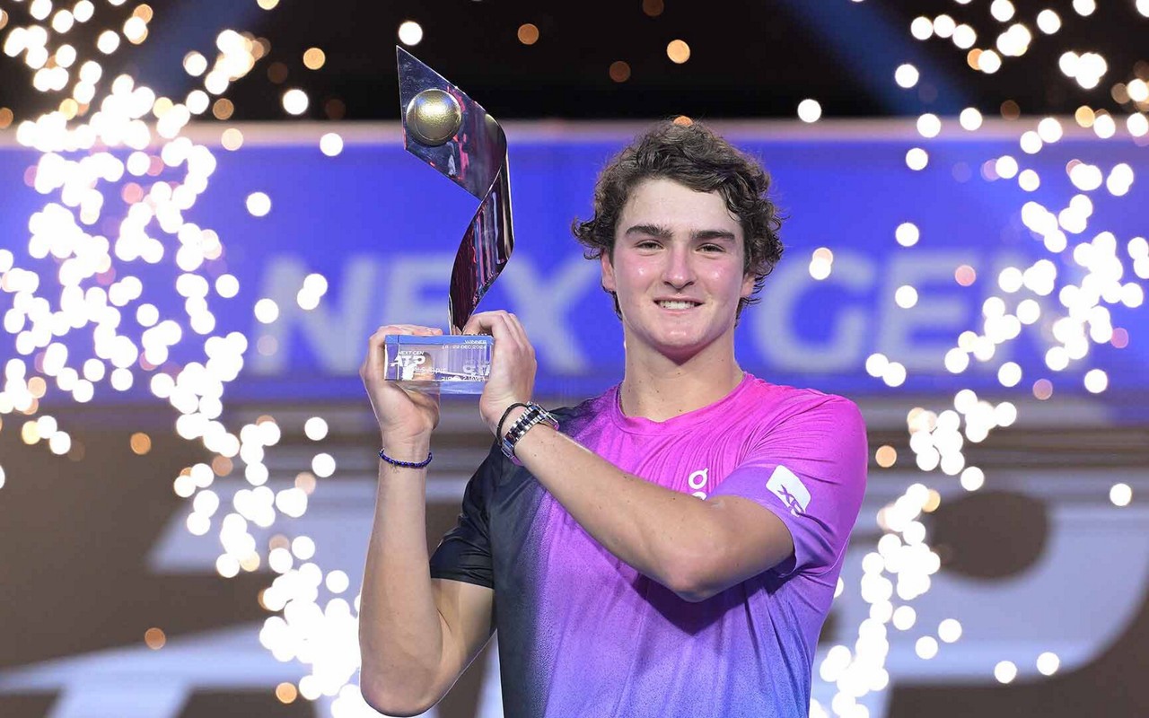 João Fonseca e o troféu do NextGen Finals, conquistado em dezembro (Arquivo)