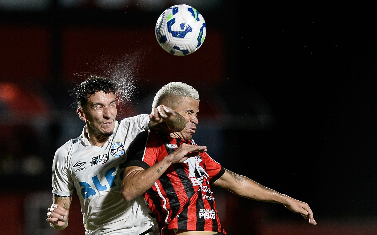 Erick disputa bola pelo alto com Dodi, no Barradão (Foto: Jhony Pinho/AGIF)