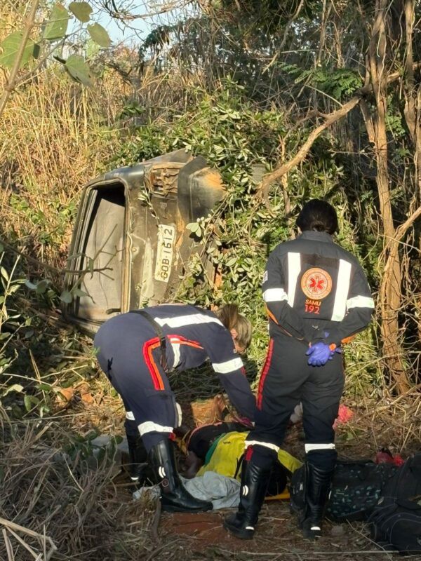 Quatro pessoas ficam feridas após colisão e capotamento na MGC-122, em Capitão Enéas