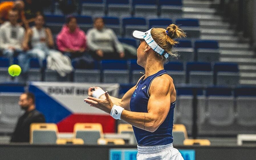 Bia Haddad em ação na Billie Jean Cup (Marcelo Leão/CBT)