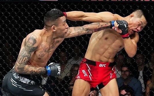 Carlos Prates lutando contra Li Jingliang no UFC 305 (Foto: Reprodução/Instagram)