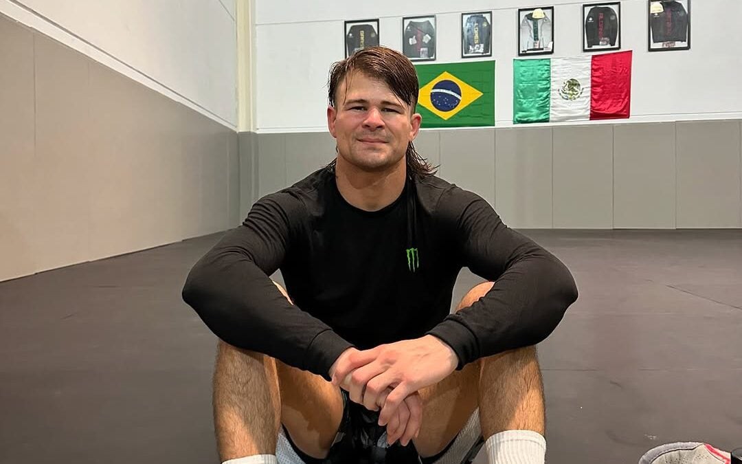 Diego Lopes, lutador do UFC, em sua academia no México (Foto: Reprodução/Instagram)