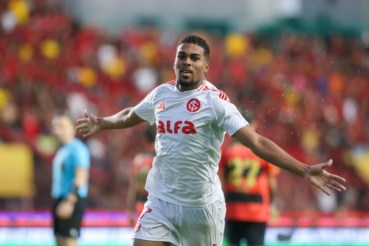 Gustavo Prado comemora gol sobre o Sport (Foto: Ricardo Duarte/SC Internacional)