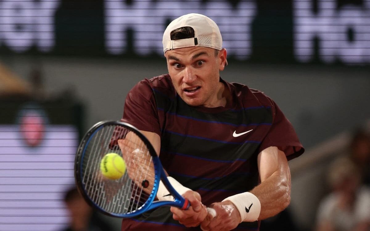 O britânico Jack Draper na vitória sobre o francês Gael Monfils em Roland Garros (Foto: Alain JOCARD / AFP)