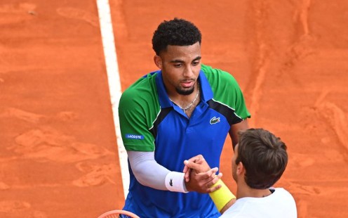 O francês Arthur Fils cumprimenta o italiano Cobolli após a vitória em Monte Carlo (ATP)
