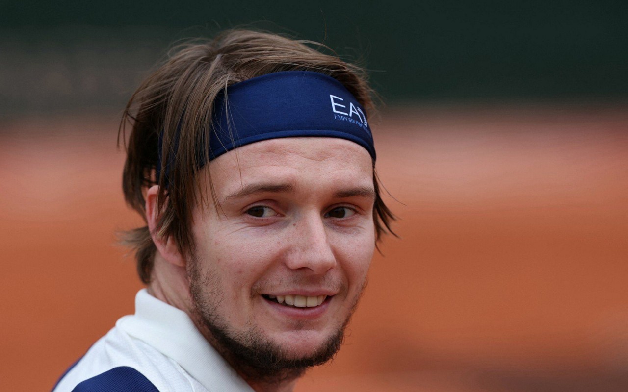 O irreverente cazaque Alexander Bublik em vitória em Roland Garros (Foto: ALAIN JOCARD / AFP)