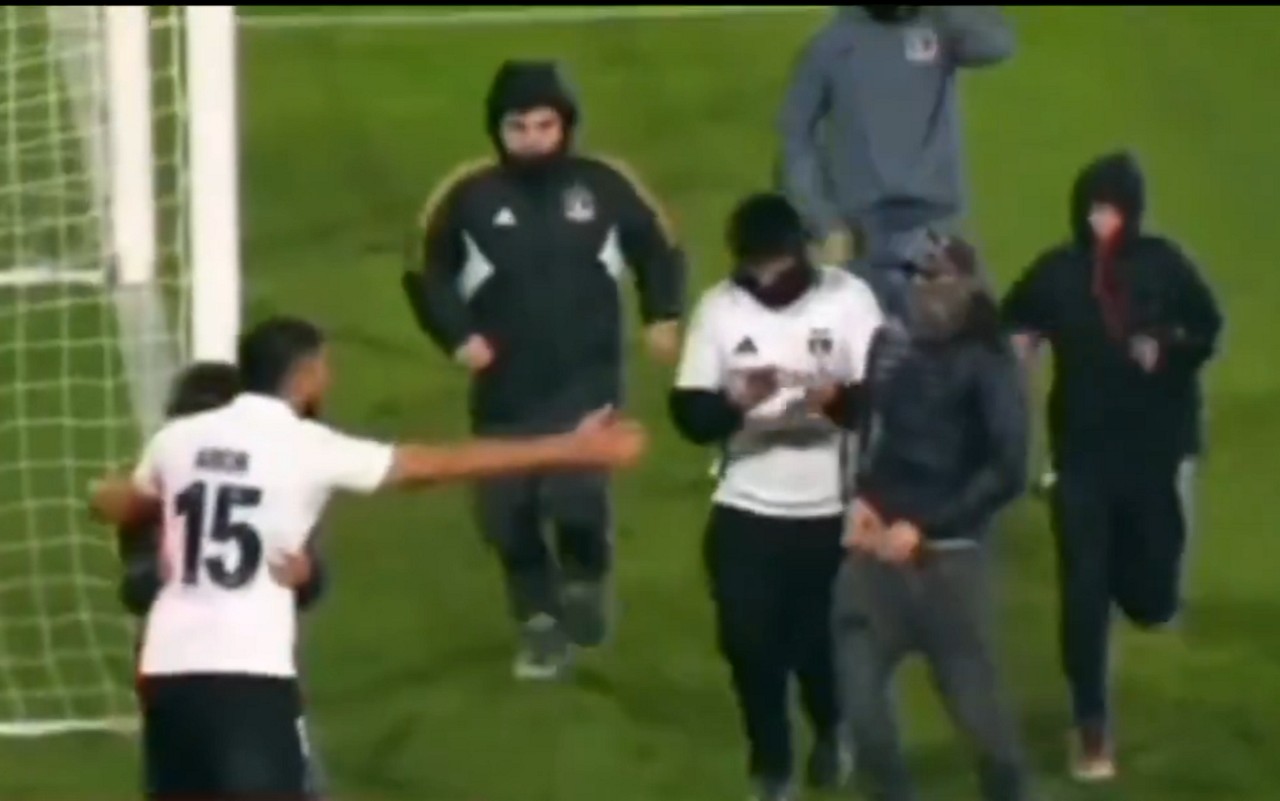Emiliano Amor, jogador do Colo-Colo, impedem torcedores de avançarem em direção aos jogadores do Fortaleza (Foto: Reprodução/ ESPN)
