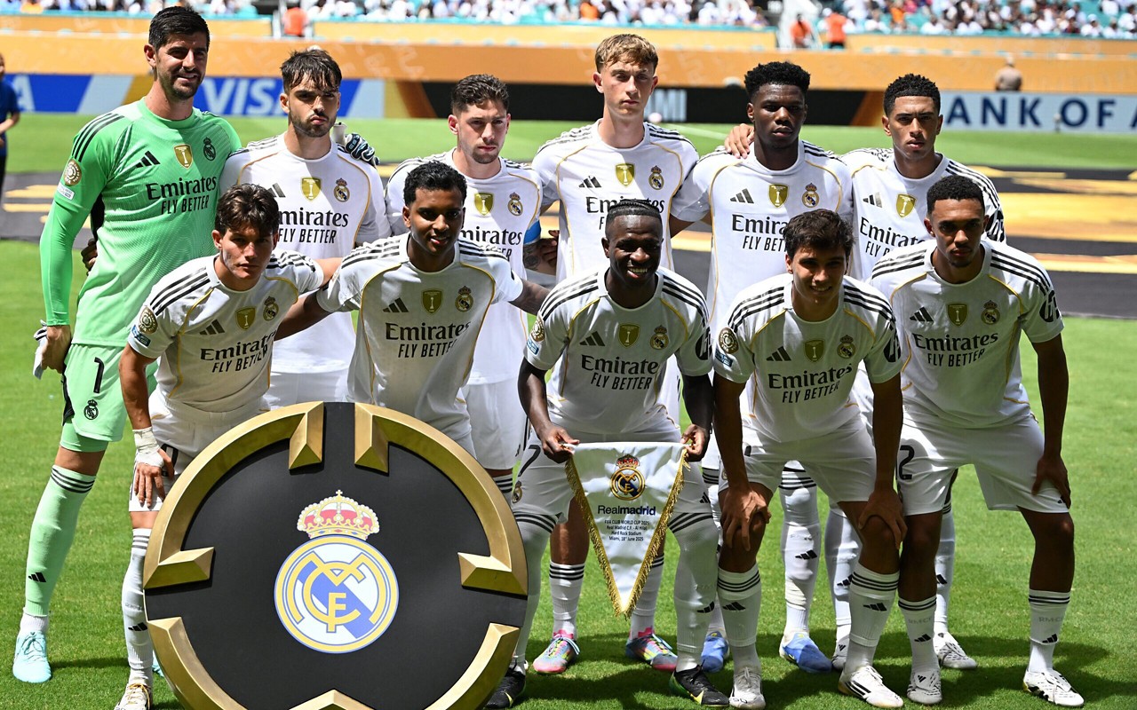 Elenco do Real Madrid alinhado para a estreia no Mundial de Clubes contra o Al-Hilal (Foto: Patricia De Melo Moreira/AFP)
