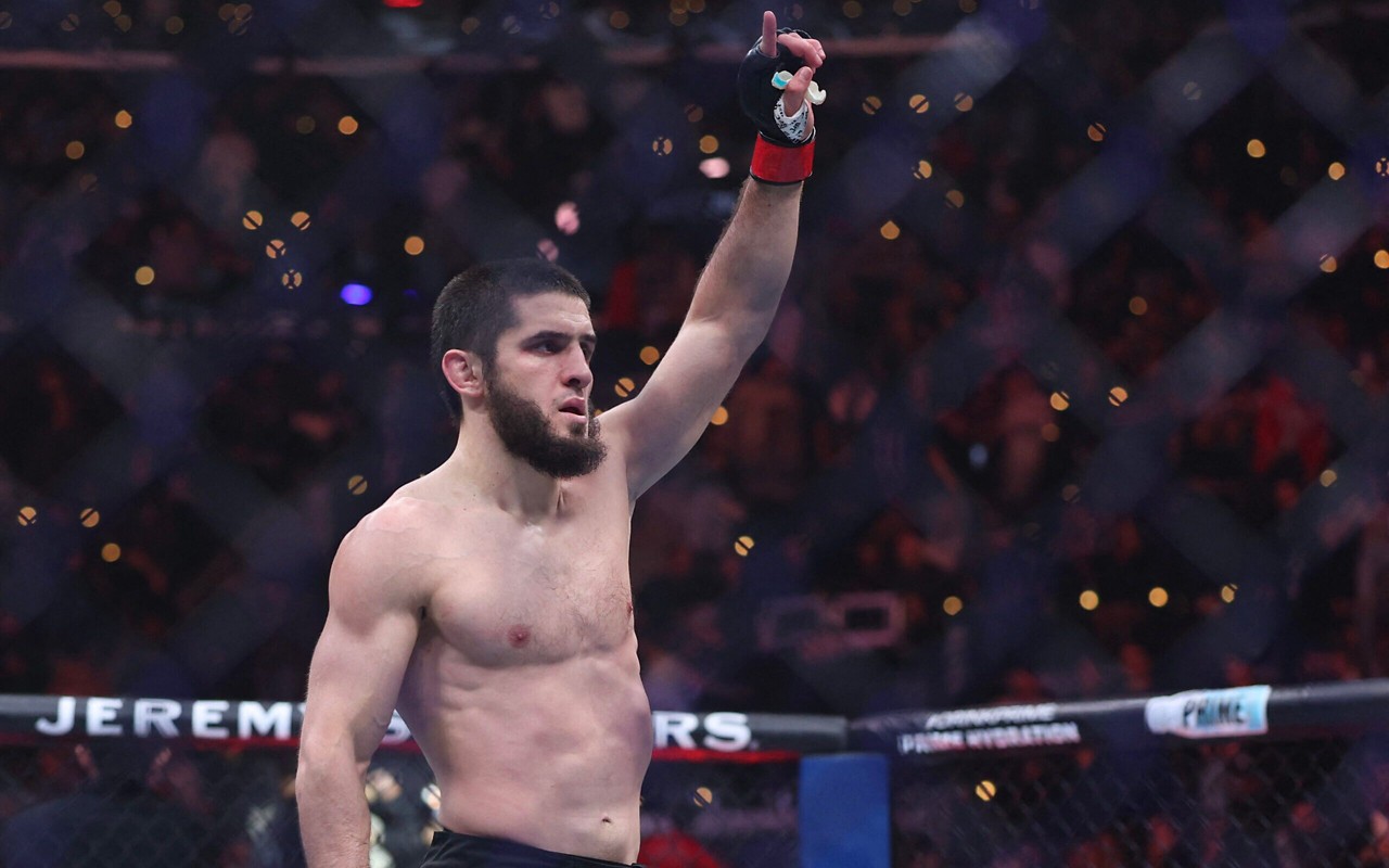 Islam Makhachev comemorando vitória sobre Renato Moicano (Foto: Harry How/Getty Images/AFP)