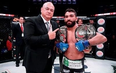 Patrício Pitbull com seus dois cinturões do Bellator (Foto: Divulgação/Bellator MMA)