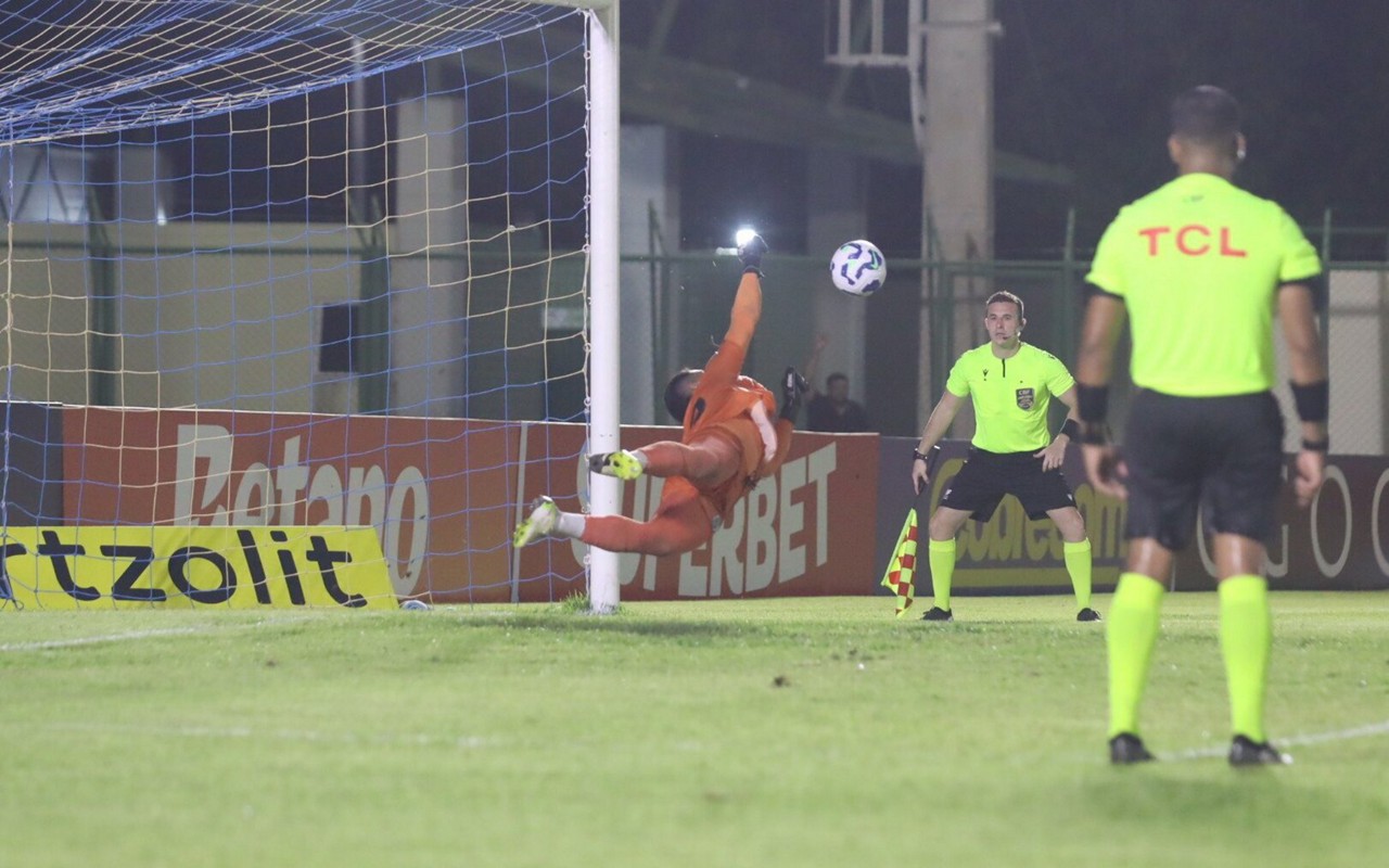 Rayr voando para pegar pênalti em partida da primeira fase da Copa o Brasil (Foto: Lucas Emanuel/AGIF)