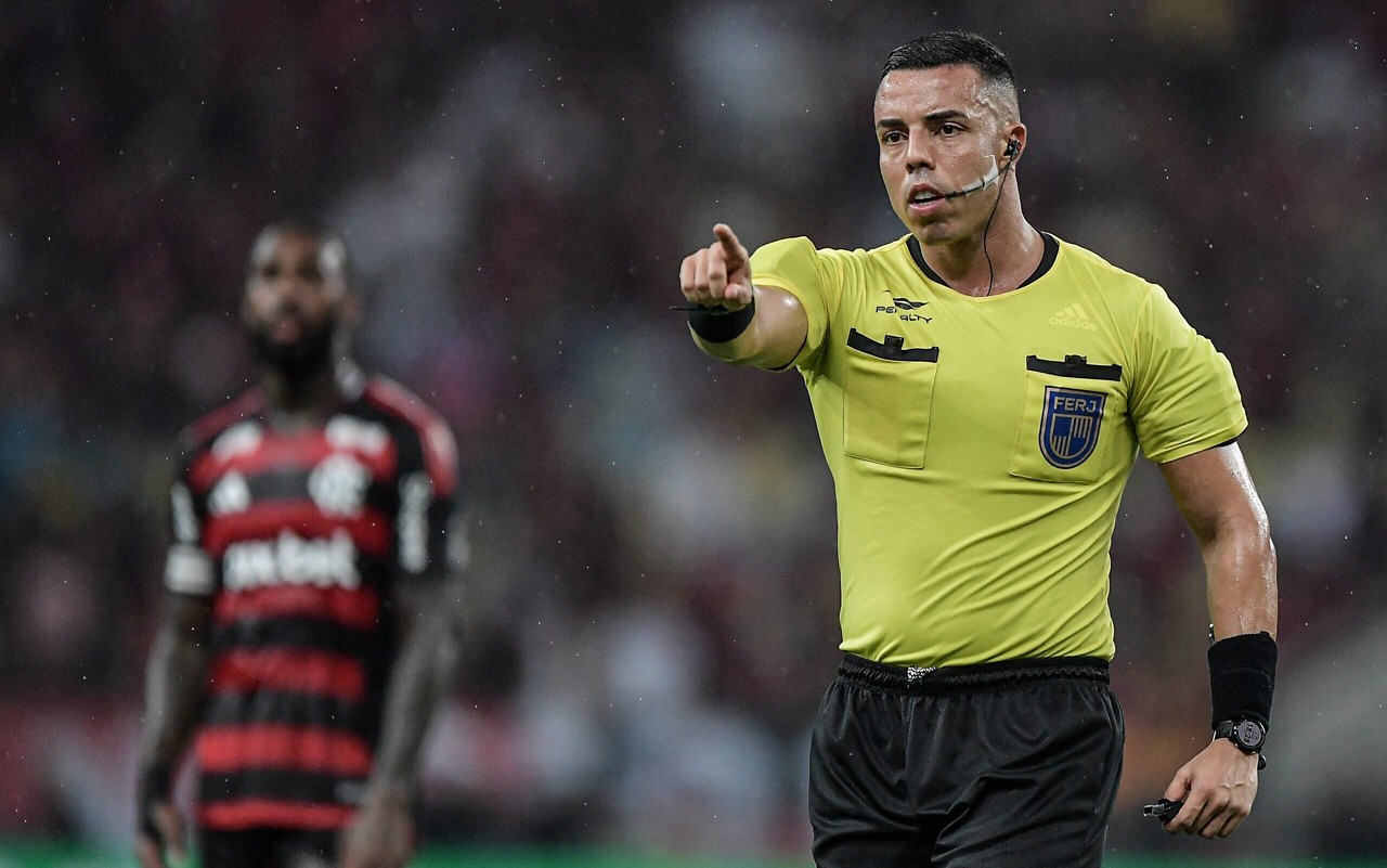 Árbitros brasileiros recebem apenas por jogo apitado (Foto: Thiago Ribeiro/AGIF)
