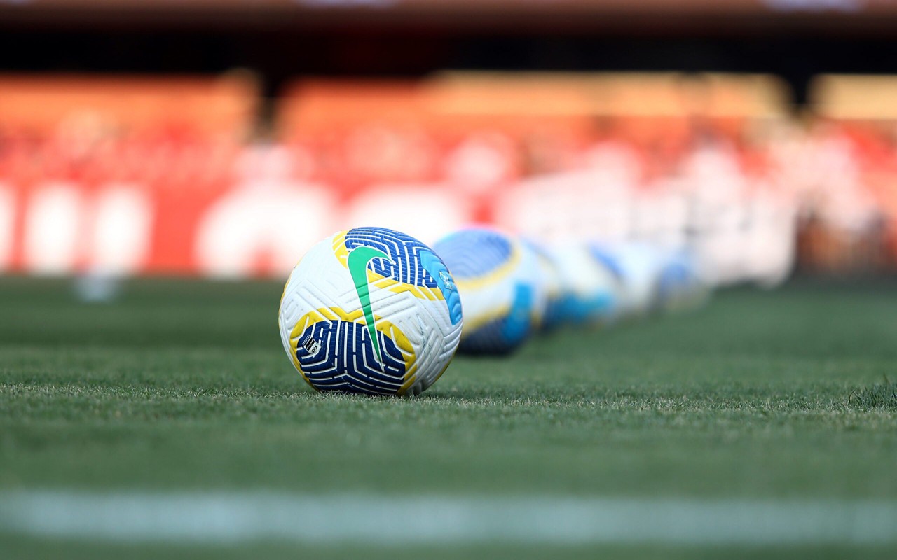 A criação da Football Association em 1863 marcou a padronização do futebol moderno e a separação do rugby. (Foto: Marco Miatelo/AGIF)