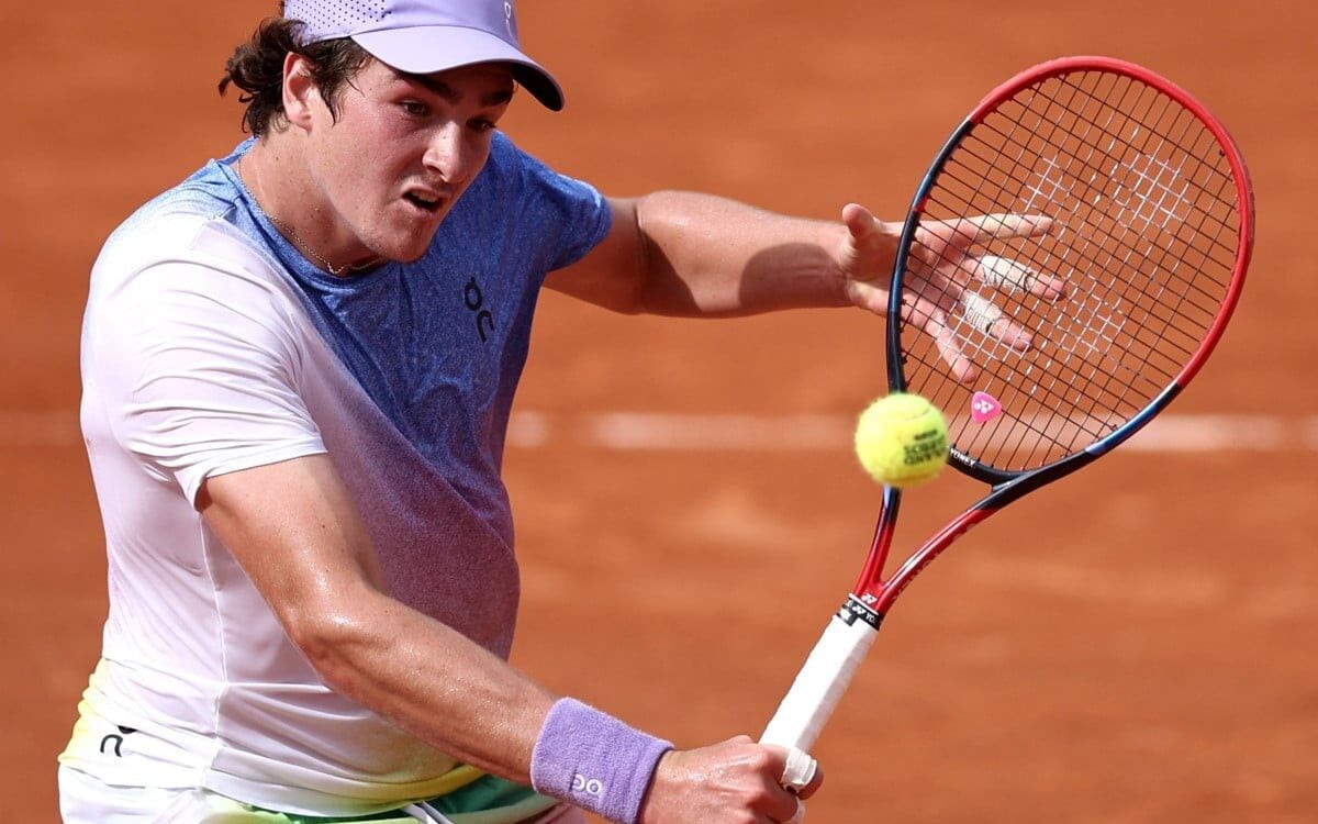 João Fonseca na vitória sobre o francês Pierre-Hugues Herbert em Roland Garros (FotoAnne-Christine POUJOULAT / AFP)