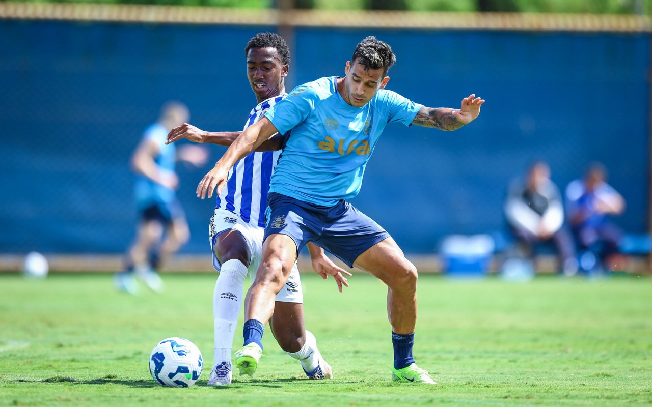 Cristaldo em disputa de bola no jogo-treino entre Grêmio e Azuriz. (Foto: Lucas Uebel/Grêmio FBPA)