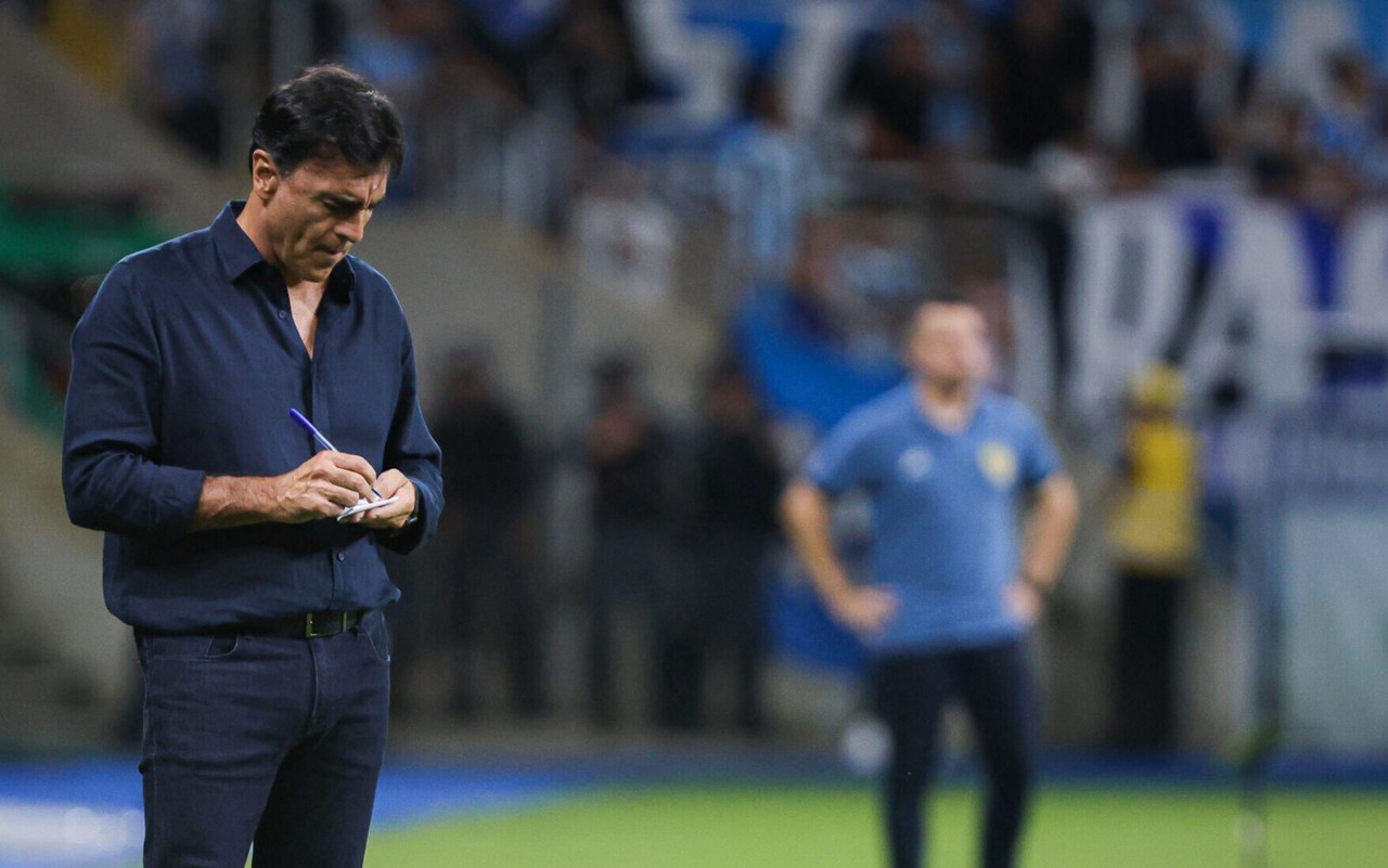 Gustavo Quinteros pede mais zagueiros no Grêmio (Foto: Maxi Franzoi/AGIF)